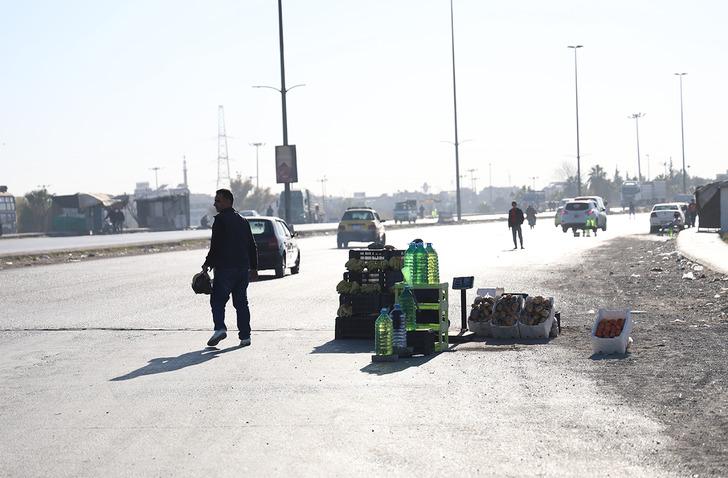 Benzin de seyyara düştü! Yol kenarında satmaya başladılar! Suriye’den gelen görüntüler şaşkına çevirdi G2