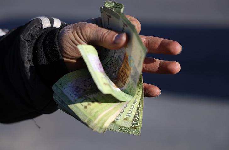 Benzin de seyyara düştü! Yol kenarında satmaya başladılar! Suriye’den gelen görüntüler şaşkına çevirdi G3