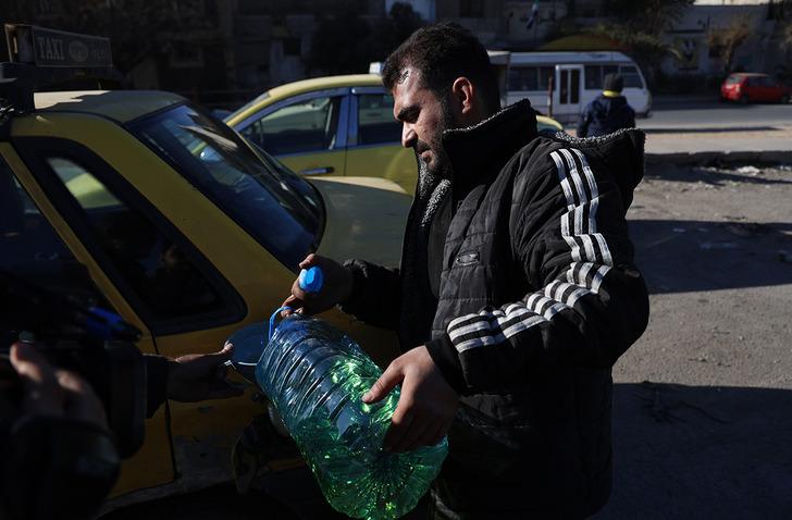Benzin de seyyara düştü! Yol kenarında satmaya başladılar! Suriye’den gelen görüntüler şaşkına çevirdi G4