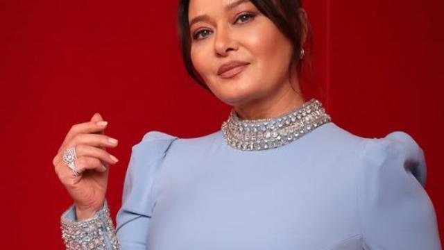 Nurgül Yeşilçay başını örtüp camii gezdi! O hali gündem oldu