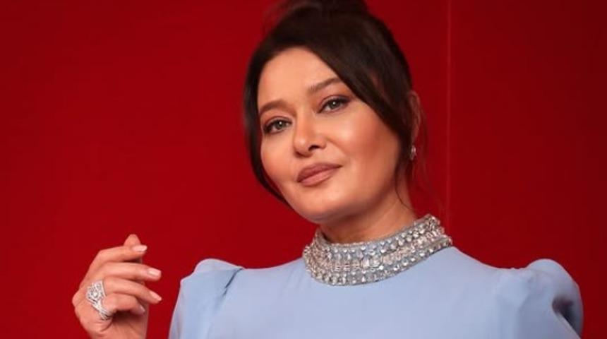 Nurgül Yeşilçay başını örtüp camii gezdi! O hali gündem oldu