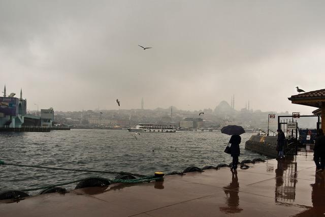 Meteoroloji ve AKOM uyarmıştı! İstanbul sağanağa teslim oldu: Uçaklara 'CB' engeli!