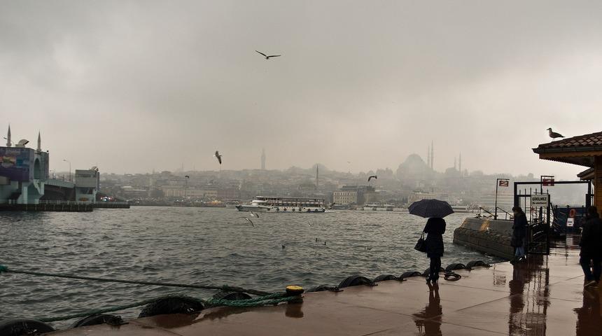 Meteoroloji ve AKOM uyarmıştı! İstanbul sağanağa teslim oldu: Uçaklara 'CB' engeli!