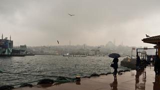 Meteoroloji ve AKOM uyarmıştı! İstanbul sağanağa teslim oldu: Uçaklara 'CB' engeli!