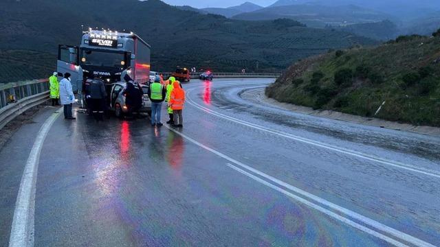 Tır ile otomobil kafa kafaya çarpıştı: 1 ölü, 2 yaralı