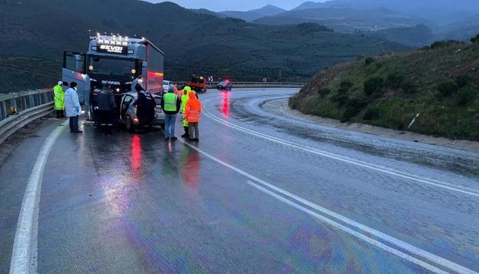 Tır ile otomobil kafa kafaya çarpıştı: 1 ölü, 2 yaralı