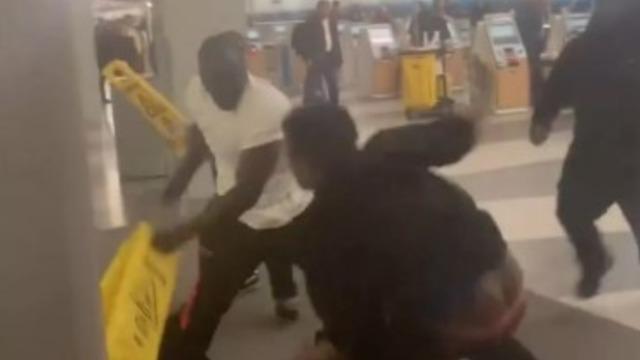 Havalimanında hareketli dakikalar! 'Islak zemin' uyarı işaretiyle darp etti: O anlar saniye saniye kaydedildi