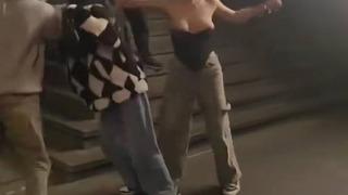 Çevrelerindekilere aldırış etmediler! 1 kadınla 1 erkek sokak ortasında tekme tokat kavgaya tutuştu: Kimseye ayıramadı