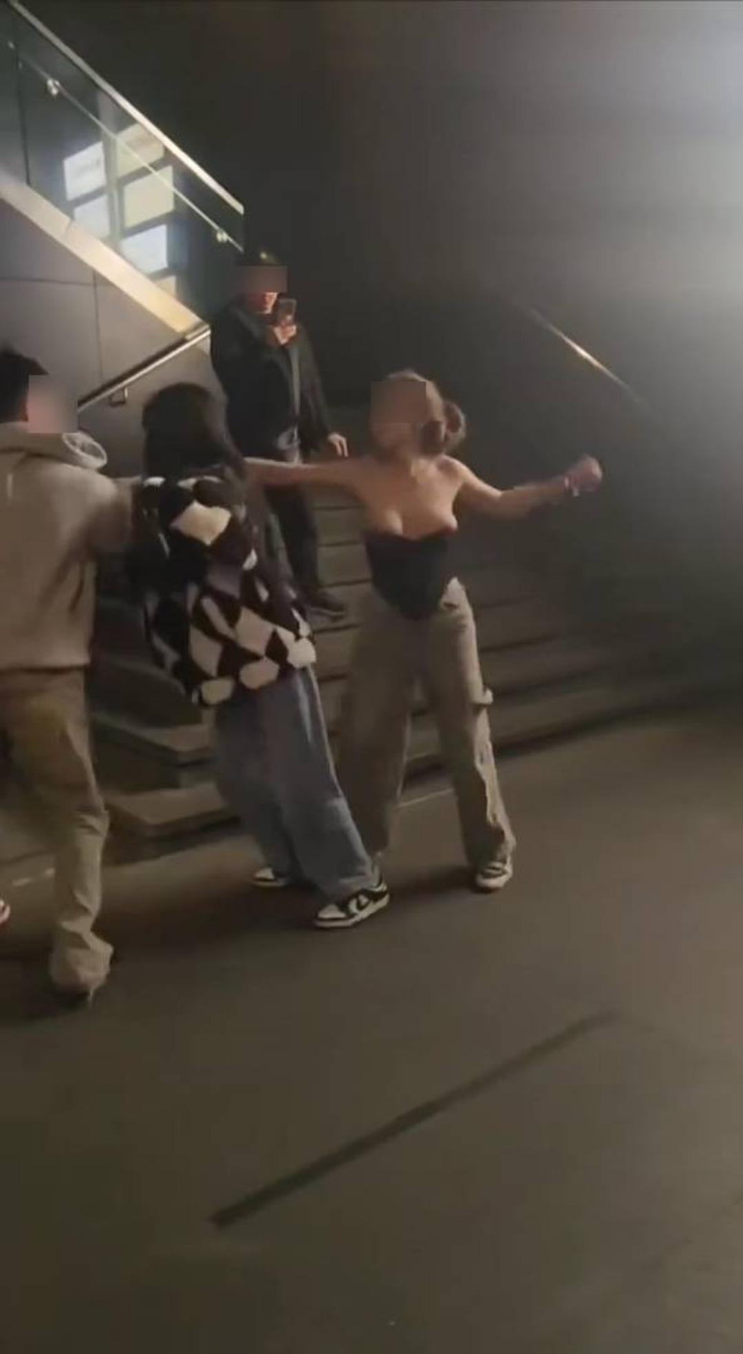 &Ccedil;evrelerindekilere aldırış etmediler! 1 kadınla 1 erkek sokak ortasında tekme tokat kavgaya tutuştu: Kimseye ayıramadı