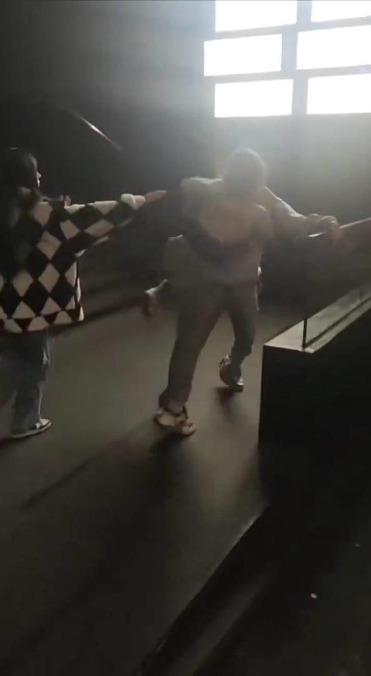 Çevrelerindekilere aldırış etmediler! 1 kadınla 1 erkek sokak ortasında tekme tokat kavgaya tutuştu: Kimseye ayıramadı G2