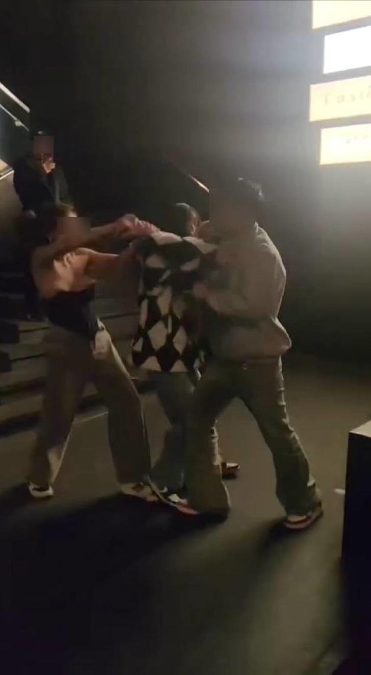 Çevrelerindekilere aldırış etmediler! 1 kadınla 1 erkek sokak ortasında tekme tokat kavgaya tutuştu: Kimseye ayıramadı G3