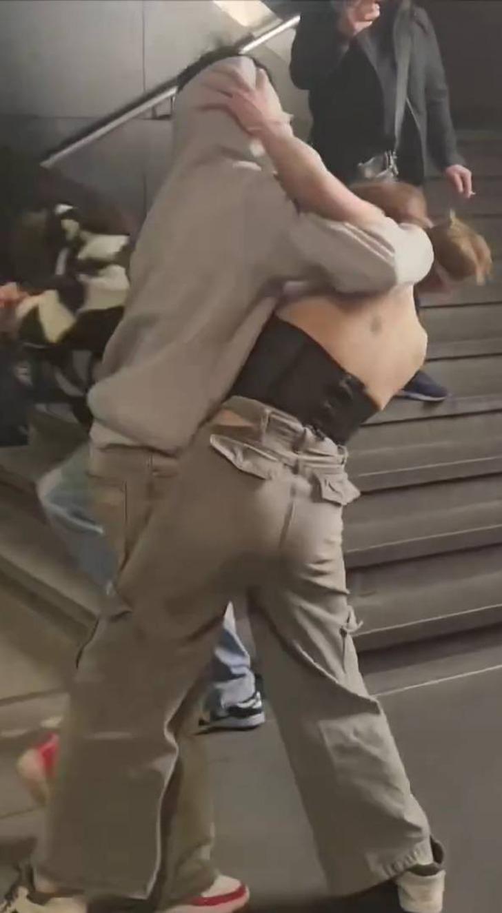 Çevrelerindekilere aldırış etmediler! 1 kadınla 1 erkek sokak ortasında tekme tokat kavgaya tutuştu: Kimseye ayıramadı G4