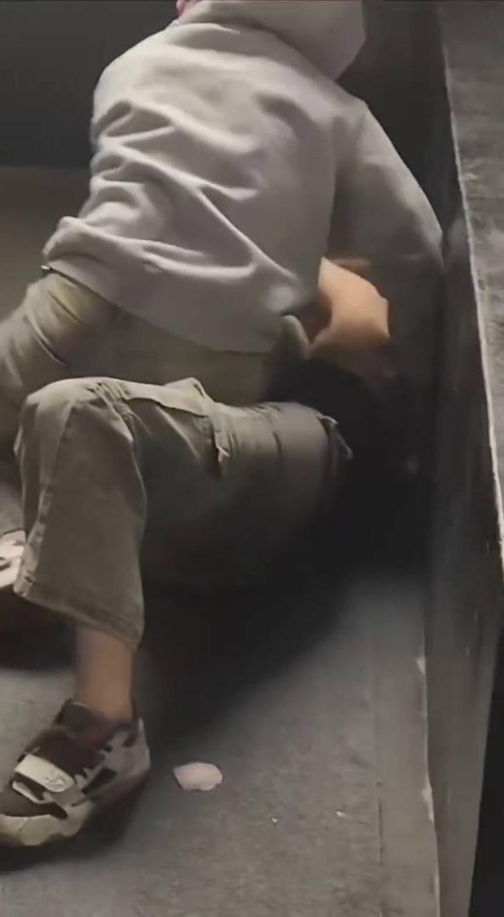 Çevrelerindekilere aldırış etmediler! 1 kadınla 1 erkek sokak ortasında tekme tokat kavgaya tutuştu: Kimseye ayıramadı G5