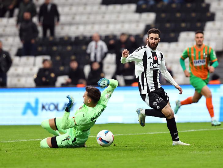 Adı Beşiktaş ile anılıyordu! Siyah-Beyazlılar'ın Alanyaspor beraberliği sonrası Sergen Yalçın'dan canlı yayında olay sözler G2