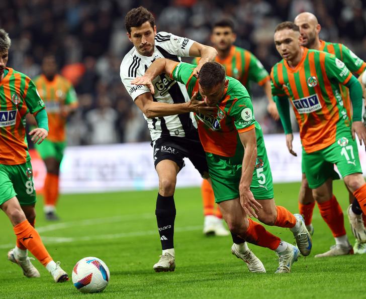 Adı Beşiktaş ile anılıyordu! Siyah-Beyazlılar'ın Alanyaspor beraberliği sonrası Sergen Yalçın'dan canlı yayında olay sözler G3