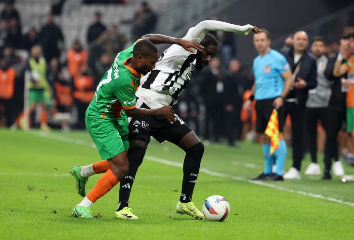 Adı Beşiktaş ile anılıyordu! Siyah-Beyazlılar'ın Alanyaspor beraberliği sonrası Sergen Yalçın'dan canlı yayında olay sözler G5