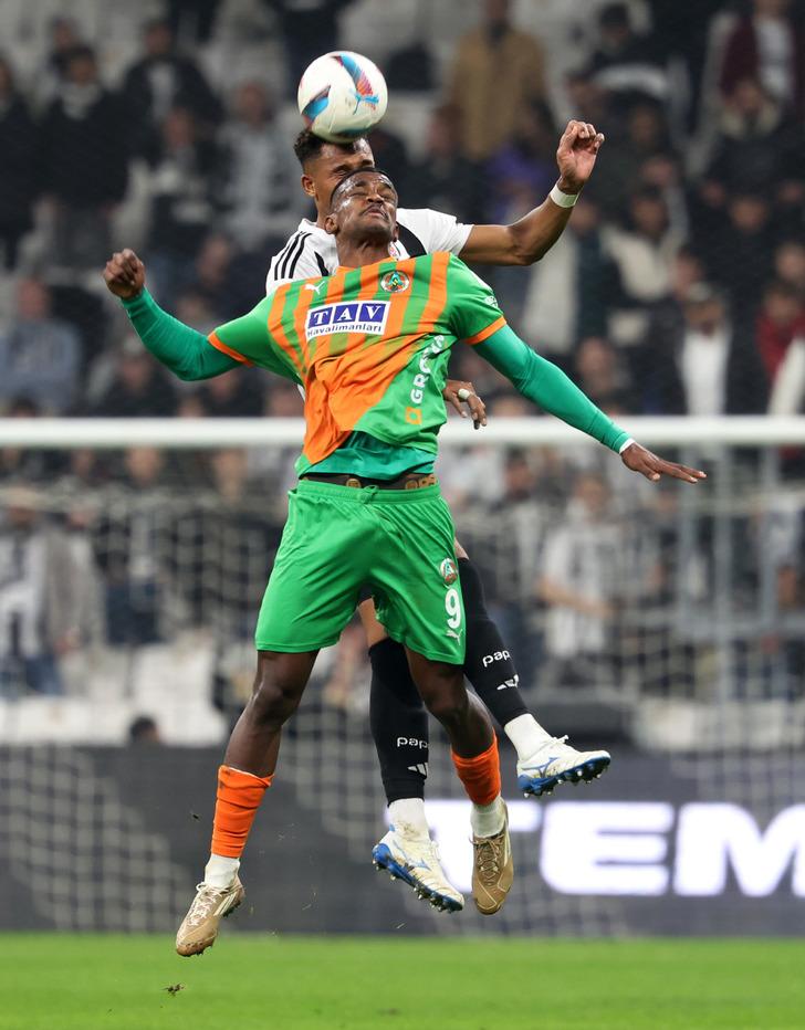 Adı Beşiktaş ile anılıyordu! Siyah-Beyazlılar'ın Alanyaspor beraberliği sonrası Sergen Yalçın'dan canlı yayında olay sözler G4