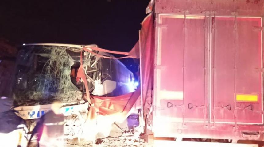 Afyonkarahisar'da tır ile yolcu otobüsü çarpıştı! Çok sayıda yaralı var