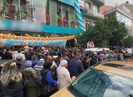 Saatler önce kuyruk oldular, fiyatı duyan akın etti! Açılış kaosa döndü