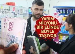 Bir elinde yarım milyon taşıyor! Dükkanın her yerini yazılarla doldurdu... Böyle giderse kapatacak