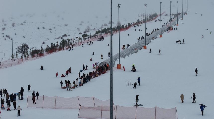 Sivas'taki kayak merkezi kış tatili sevenlerin akınına uğradı! Kar kalınlığı 75 santimetreye ulaştı