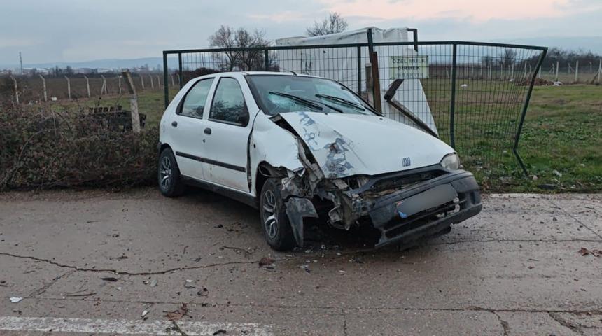 Sürücü hapşırırken araç kontrolünden çıkıp çite çarptı! 2 kişi yaralandı