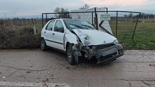 Sürücü hapşırırken araç kontrolünden çıkıp çite çarptı! 2 kişi yaralandı