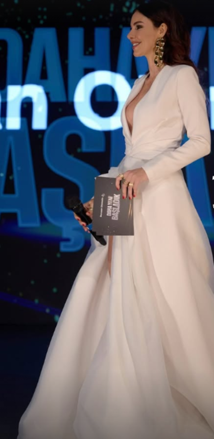 Bu sefer beyaza büründü! Defne Samyeli derin bacak dekoltesiyle hayran bıraktı! İddialı tarzıyla yine olay... G5