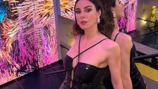 Bu sefer beyaza büründü! Defne Samyeli derin bacak dekoltesiyle hayran bıraktı! İddialı tarzıyla yine olay...