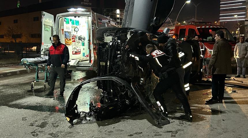 Uşak'ta otomobilde sıkışan sürücü itfaiye ekiplerince kurtarıldı