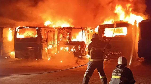 Bir durak dolusu otobüs cayır cayır yandı! Camlar patladı, itfaiyeyi saatlerce uğraştırdı