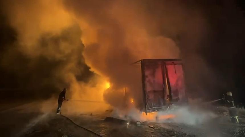 Çorum'da yanan kumaş yüklü tır kullanılamaz hale geldi