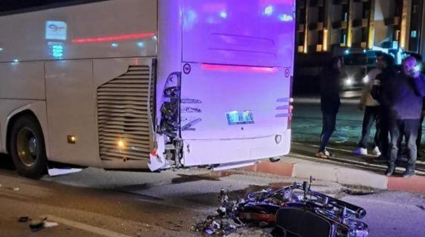 Çanakkale'de motosikletin yolcu otobüsüne çarpması sonucu 1 kişi öldü, 1 kişi yaralandı