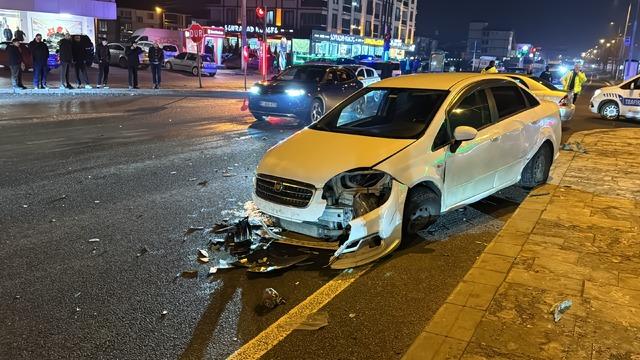 Düzce de iki aracın çarpıştığı kazada 4 kişi yaralandı 1