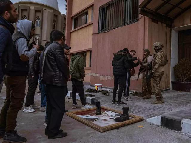 Suriye'den çarpıcı görüntüler! Esad'ın askerleri silah bıraktı: Dikkat çeken 'Esad fotoğrafı' detayı!