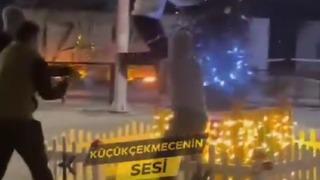 Maskeli ekip sinsice yaklaştı: Yılbaşı ağacına baltalı saldırı! O anlar kamerada