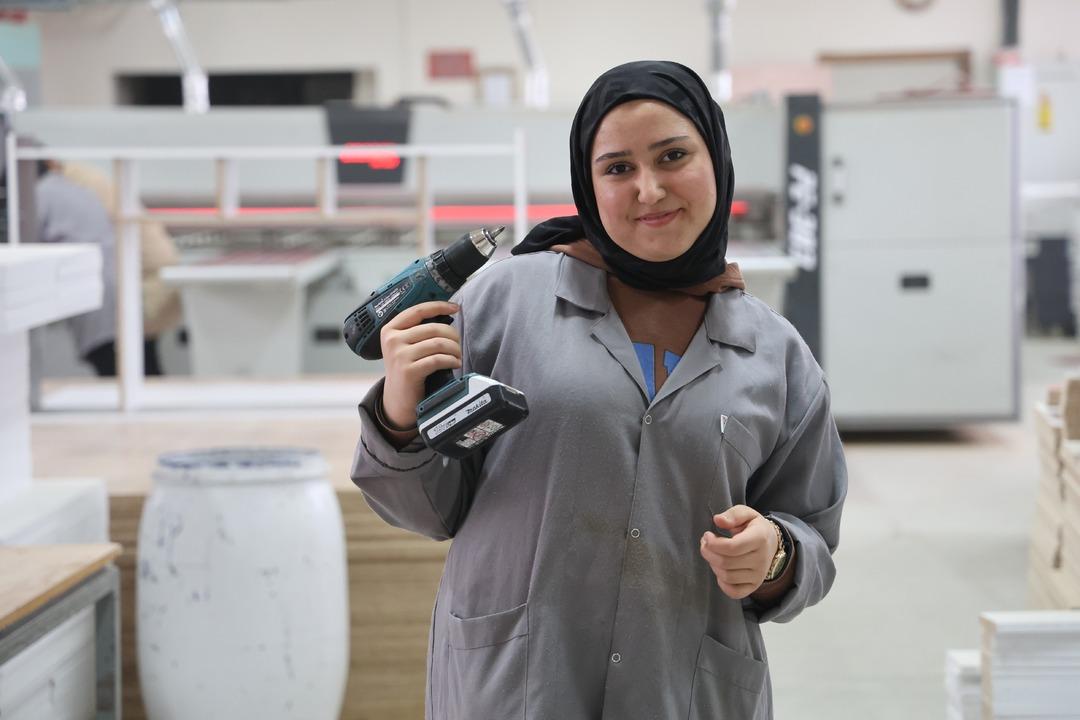 B&ouml;l&uuml;m&uuml;n tek kız &ouml;ğrencisi: Kulağında kalem elinde &ccedil;eki&ccedil;, erkeklere taş &ccedil;ıkartıyor! Yılda 7 milyon ciro yapıyorlar