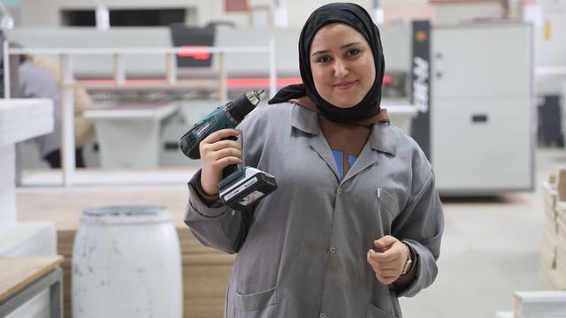 Bölümün tek kız öğrencisi: Kulağında kalem elinde çekiç, erkeklere taş çıkartıyor! Yılda 7 milyon ciro yapıyorlar