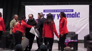 İşadamı Nevzat Aydın sahnede fenalaştı! Apar topar hastaneye kaldırıldı