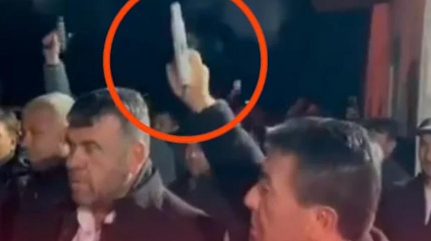 Belediye başkanından tepki çeken görüntü! Düğünde havaya ateş açtı