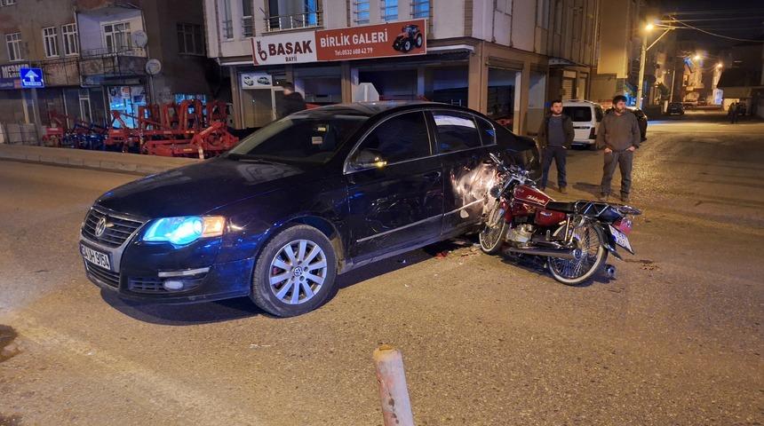 Samsun’da otomobille çarpışan motosikletteki 2 kişi yaralandı