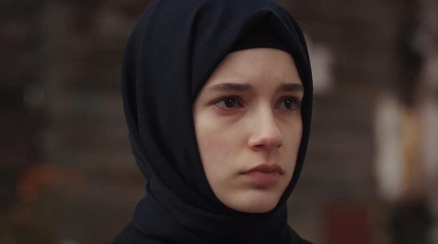 Kızıl Goncalar'ın Zeynep'i Mina Demirtaş kaç yaşında? Pozlarına beğeni yağıyor