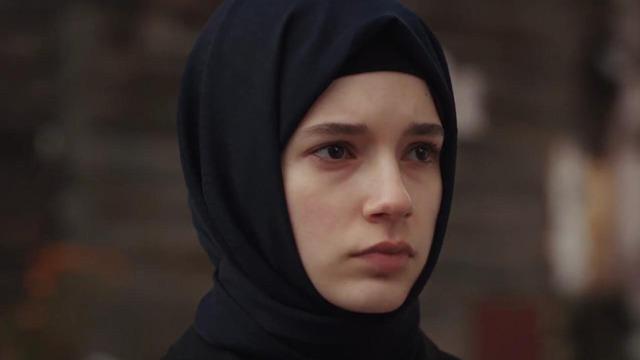 Kızıl Goncalar'ın Zeynep'i Mina Demirtaş kaç yaşında? Pozlarına beğeni yağıyor