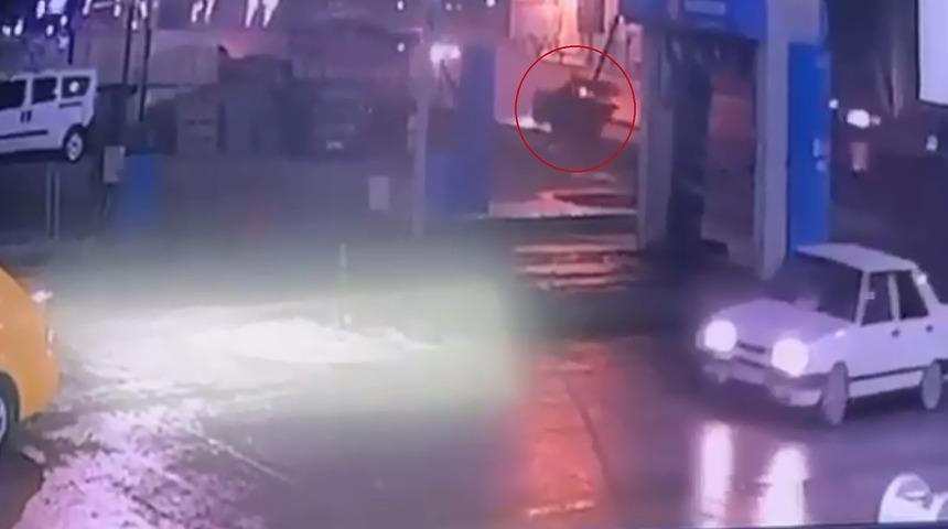 İkisi de hayatını kaybetmişti... O anlara ait güvenlik kamerası görüntüleri ortaya çıktı! Çarpan araba takla atarak durabildi