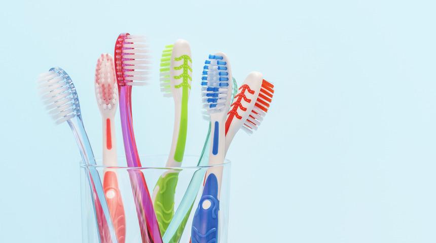 Evdeki diş fır&ccedil;alarını sakın aynı yerde tutmayın! Basit hata sağlığınızdan edebilir