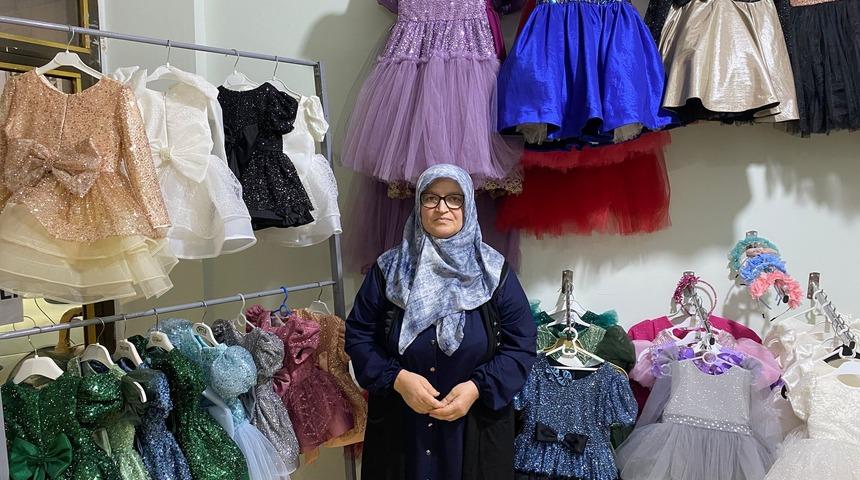 Giyemediği gelinlik i&ccedil;inde ukde oldu! Kendini gelinlik dikmeye adadı