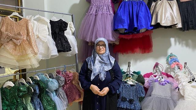 Giyemediği gelinlik içinde ukde oldu! Kendini gelinlik dikmeye adadı