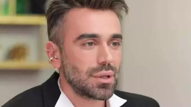 Şeffaf gömleği ve ilginç dansı olay oldu! Kemal Doğulu kadınlar matinesindeki sahne şovuyla gündemde...