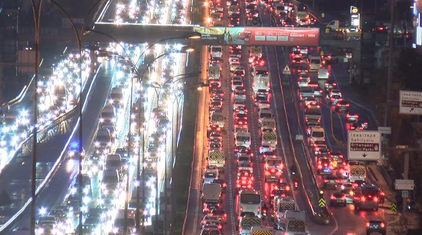 İstanbul'da iş çıkış saati ve yağmur bir araya geldi! Trafik yoğunluğu yüzde 89'a ulaştı