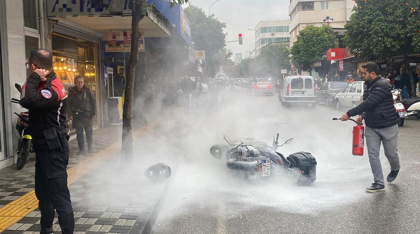 Arıza yapan motoru değiştirmek istedi... Bayi talebi reddedince çılgına döndü! Benzin döküp motoru cayır cayır yaktı